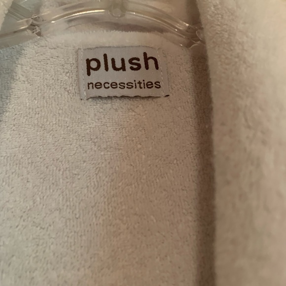 Plush Necessities Spa Robe - Picture 3 of 4